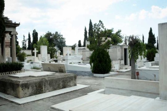 Σε τσουβάλια του ΕΦΚΑ τα απλήρωτα έξοδα κηδείας
