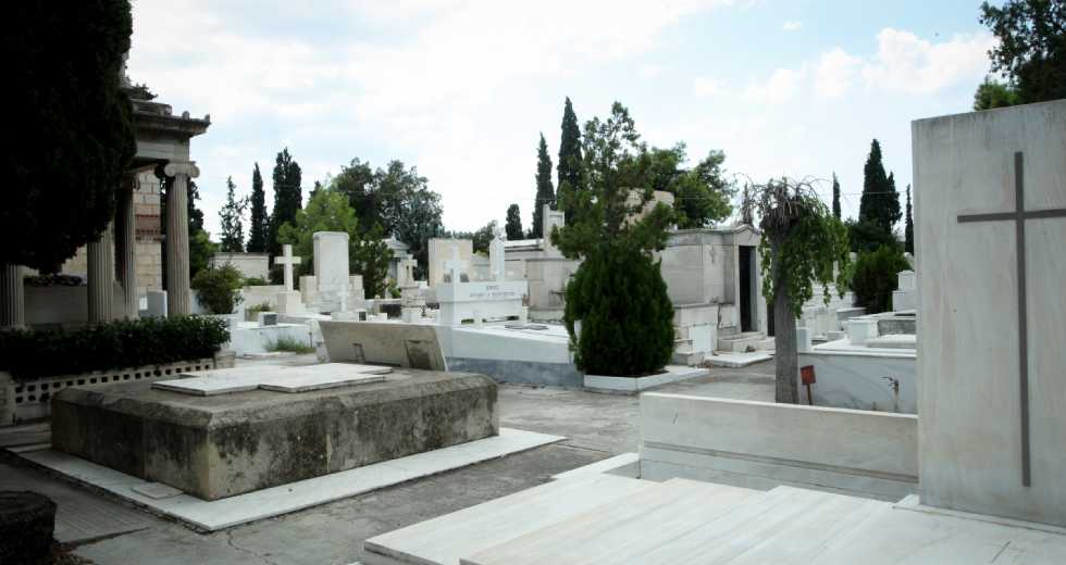 Σε τσουβάλια του ΕΦΚΑ τα απλήρωτα έξοδα κηδείας