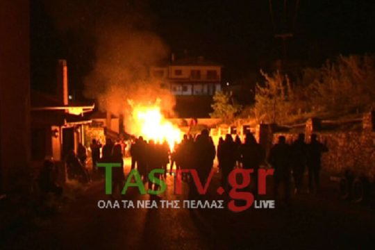 Ρατσιστικό όνειδος κατά γυναικόπαιδων με θεατές αστυνομικούς