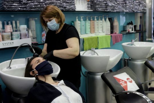 Ολοταχώς προς την εξ αποστάσεως και μασκαρεμένη κανονικότητα