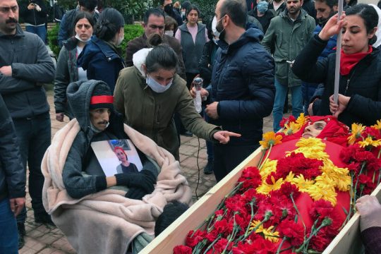 Δεν στεγνώνουν τα δάκρυα οργής