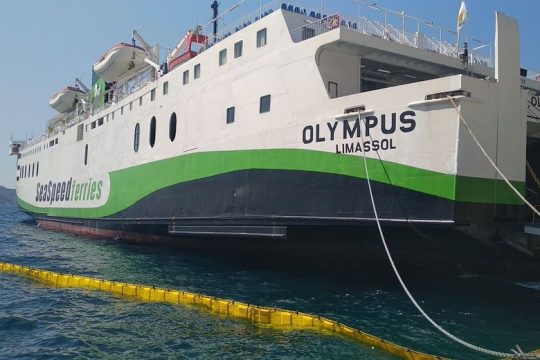Στο λιμάνι της Σαντορίνης προσέκρουσε το «Olympus»