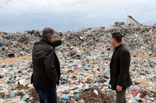 Αναβρασμός για τα σκουπίδια και οι (μη) απαντήσεις Πατούλη
