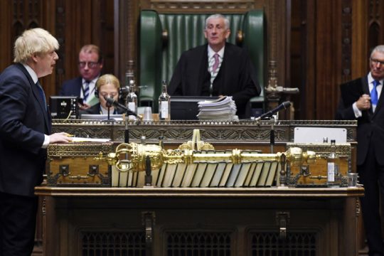 Το ανεύθυνο γαϊτανάκι της κυβέρνησης Τζόνσον