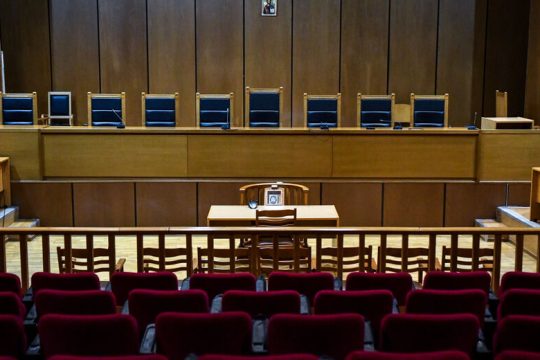 Ένταση στη δίκη Τοπαλούδη: Σύμβουλος του ΔΣΑ εισέβαλε στην αίθουσα
