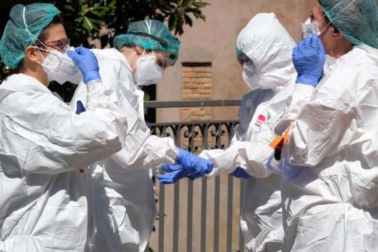 Πού είναι οι γυναίκες στις αποφάσεις για τον Covid-19;