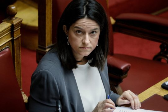 Θολώνει τα νερά η Κεραμέως με τη ζωντανή μετάδοση των μαθημάτων 