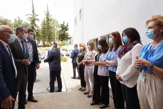 Μουτζούρες στο προφίλ του «ηγέτη που λύνει προβλήματα»