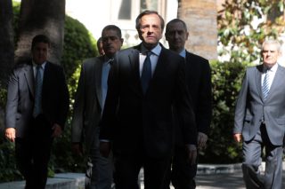 Η μάνα μου νομίζει ότι είναι δεξιά