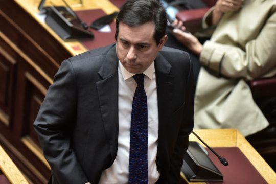 Αντιπερισπασμοί Μηταράκη για τους διοικητές των δομών