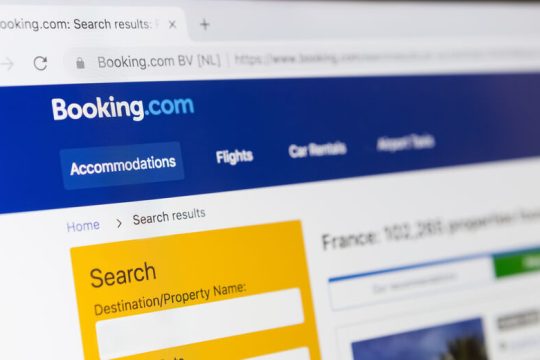 «Χαριστική βολή» στους ξενοδόχους από το Booking.com