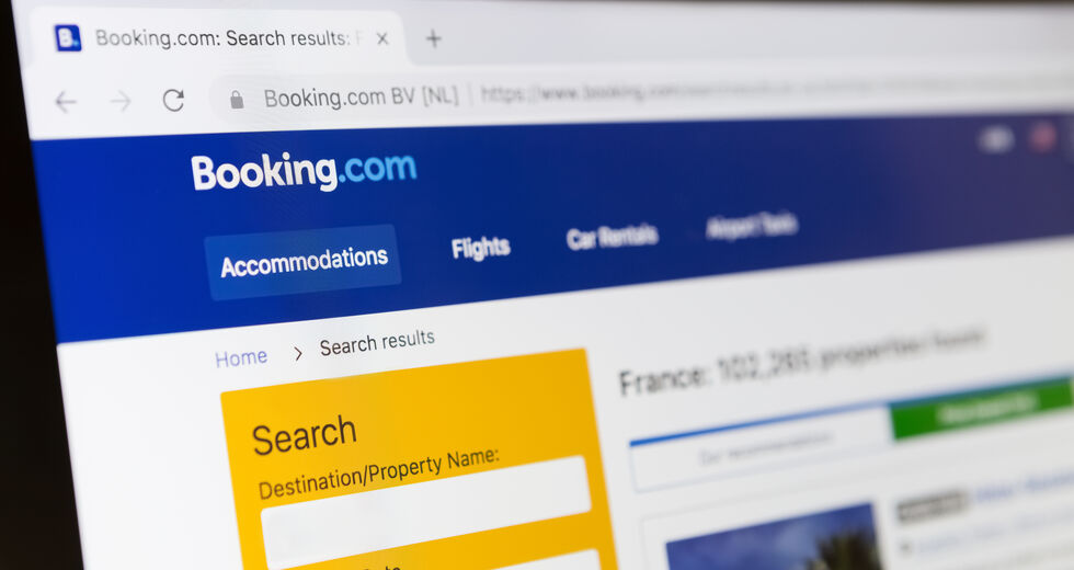 «Χαριστική βολή» στους ξενοδόχους από το Booking.com