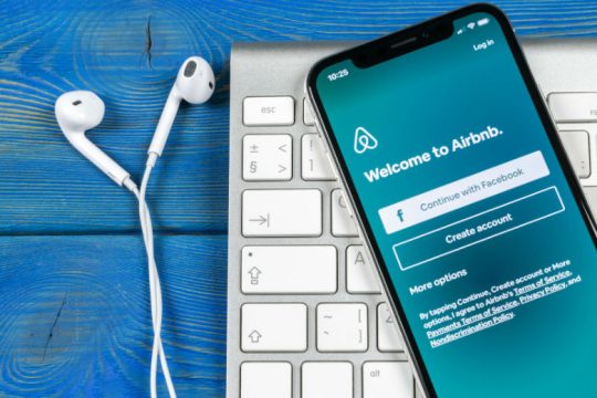 «Γονατίζει» την Airbnb η πανδημία του κορονοϊού