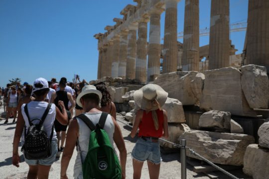 Εμμένει το Μαξίμου στα υγειονομικά πρωτόκολλα για τον τουρισμό