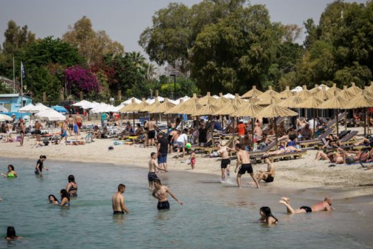 Βουτιές στη θάλασσα και ηλιοθεραπεία με τον πρώτο καύσωνα της χρονιάς