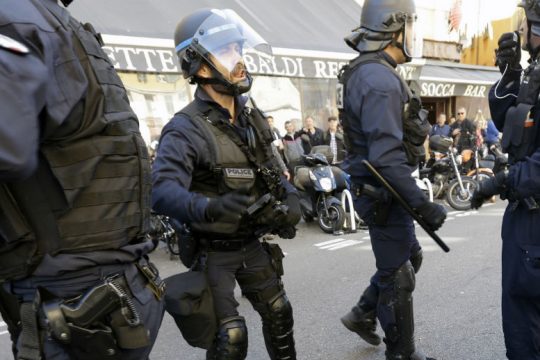 Συγκρούσεις μεταξύ διαδηλωτών και αστυνομικών για το θάνατο νεαρού στη Γαλλία