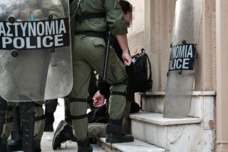 Τα αστυνομικά «ντου» σε σπίτια αποτελούν βάναυσο εξευτελισμό