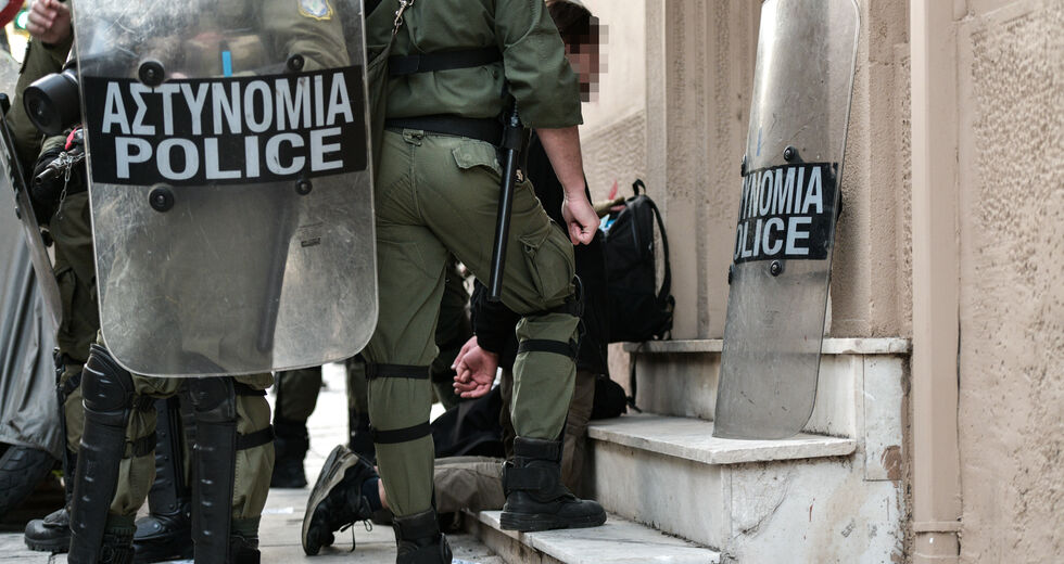 Τα αστυνομικά «ντου» σε σπίτια αποτελούν βάναυσο εξευτελισμό