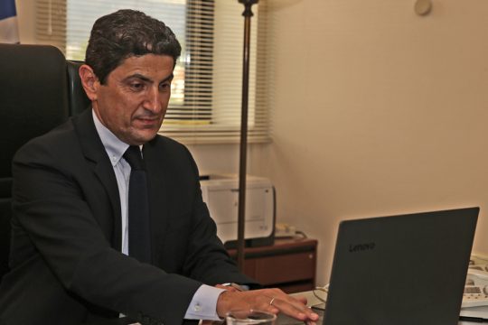 Στο ακουστικό τους οι Ευρωπαίοι