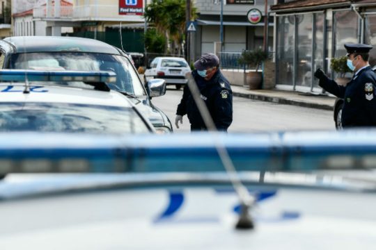 Έλεγχοι και πρόστιμα για μάσκες και αποστάσεις