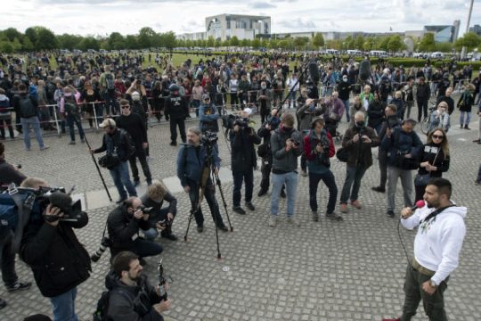 Γερμανία: Χιλιάδες πολέμιοι του lockdown στους δρόμους