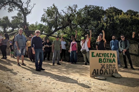 Ενταση στην Ιεράπετρα – Πολίτες μπροστά στα φορτηγά με τις ανεμογεννήτριες