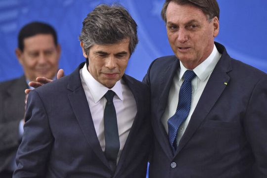 Εξίσου επικίνδυνος με τον κορονοϊό για τη Βραζιλία αποδεικνύεται ο ακροδεξιός πρόεδρος Μπολσονάρο