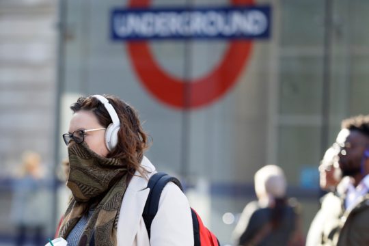 Σημαντική συρρίκνωση 2% για τη βρετανική οικονομία το πρώτο τρίμηνο