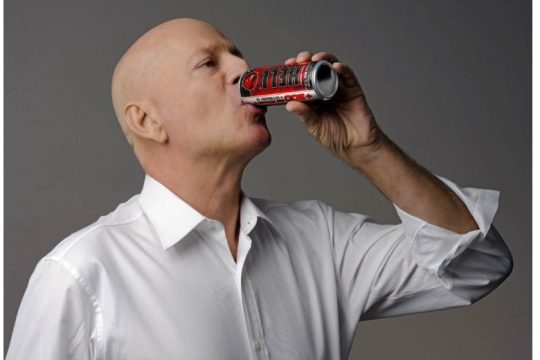 Το νέο διαφημιστικό σποτ της HELL ENERGY με τον Bruce Willis μόλις κυκλοφόρησε