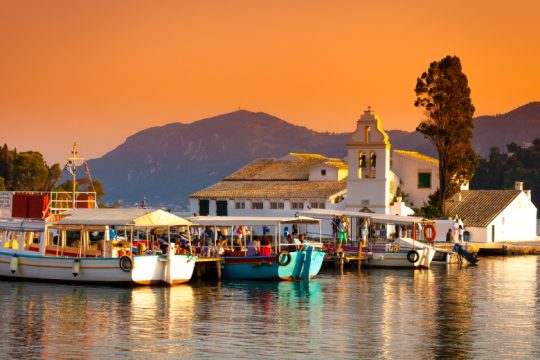 «Χρησμοί» Κομισιόν για τον τουρισμό και τις μετακινήσεις εντός Ε.Ε 