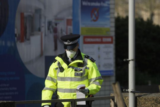Βρετανία: Πάνω από 300 διώξεις για επιθέσεις εναντίον εργαζομένων έκτακτης ανάγκης εν μέσω καραντίνας