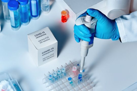 Εντοπίστηκε ζεύγος ανθρώπινων αντισωμάτων κατά του κορονοϊού