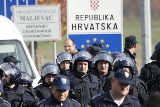 Αποκρουστική συμπεριφορά της κροατικής αστυνομίας σε αιτούντες άσυλο