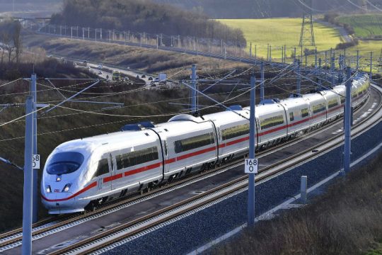 Η γερμανική κυβέρνηση δίνει 5,5 δισ. για τη διάσωση των σιδηροδρόμων
