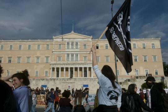 Συγκέντρωση μπροστά στη Βουλή κατά του ν/σ για το περιβάλλον