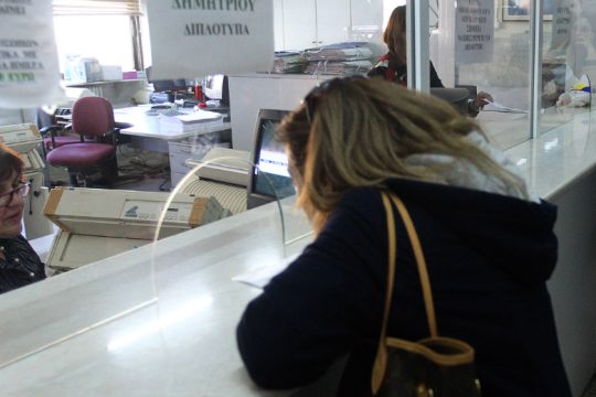 Άνοιξε η συζήτηση για μειώσεις μισθών στο δημόσιο