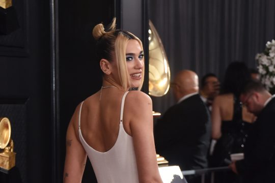 Dua Lipa: Μια πολύχρωμη ισορροπία έξυπνων συνθέσεων και φρέσκου ταλέντου