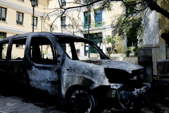 Καταδικάζει τους εμπρησμούς έξω απ’ την Ευελπίδων η Ένωση Εισαγγελέων