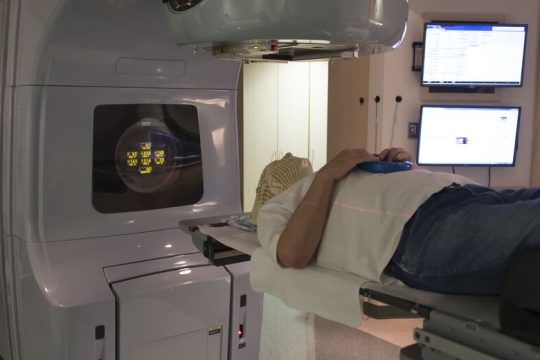 Σκάνδαλο με τις ακτινοθεραπείες στα ιδιωτικά κέντρα
