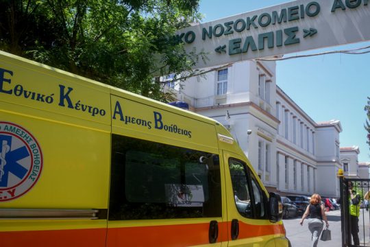 Μυστήριο με νεκρή γυναίκα στα Εξάρχεια – Στο νοσοκομείο ο σύντροφός της