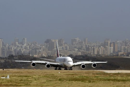 Bloomberg: Περικοπές 30.000 θέσεων εξετάζει η αεροπορική Emirates