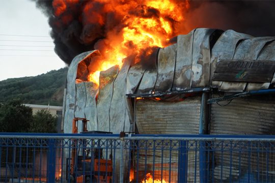 Ηράκλειο: Υπό έλεγχο η πυρκαγιά σε εργοστάσιο ελαιολάδου