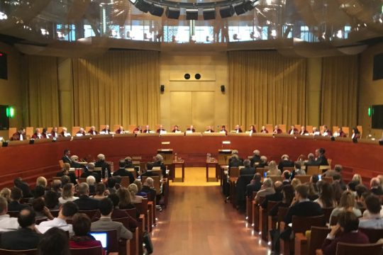 Σηκώνουν το γάντι απέναντι στην Ε.Ε. μέλη του γερμανικού συνταγματικού δικαστηρίου