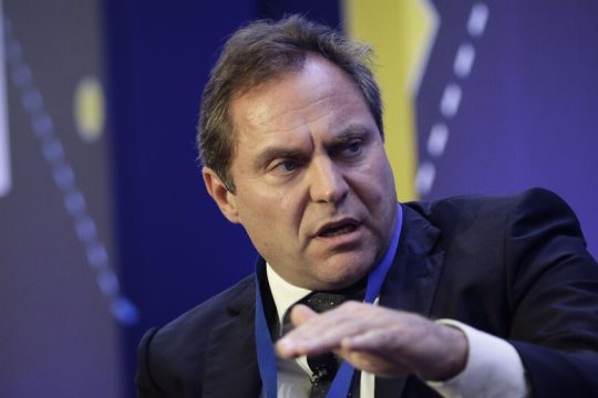 Ζητά κρατικό χρήμα, χωρίς κρατικοποίηση