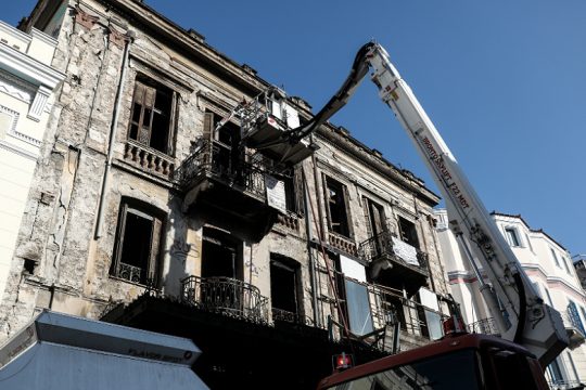 Φωτιά σε νεοκλασικό κτίριο στο κέντρο της Αθήνας