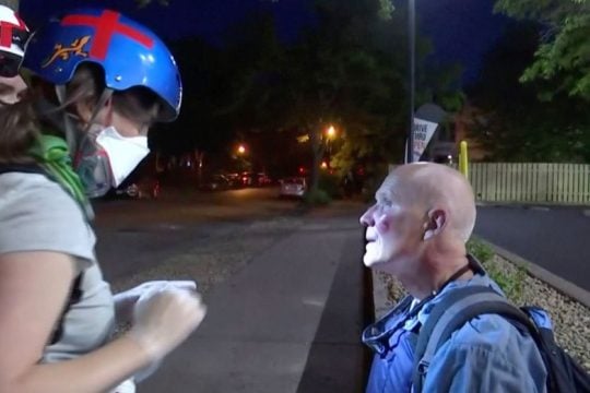 Αστυνομικός σημαδεύει καμεραμάν, δύο μέλη του Reuters τραυματίστηκαν από πλαστικές σφαίρες