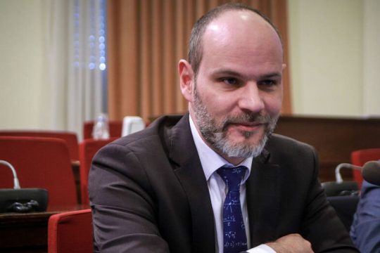 «Προσοχή, εγκυμονεί… λιτότητα το χρέος»