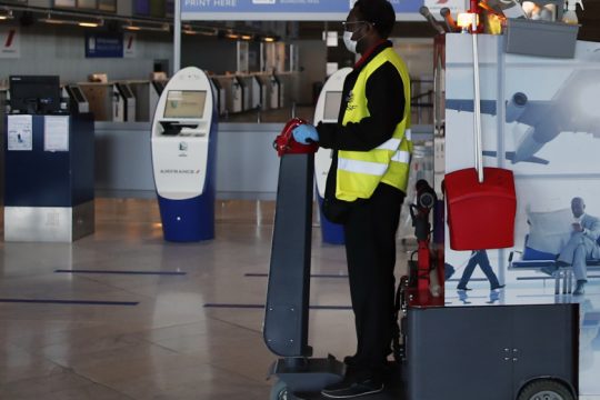 Νέα εποχή στα αεροπορικά ταξίδια: Μάσκες, αποστάσεις και χωρίς αποχαιρετιστήριες αγκαλιές