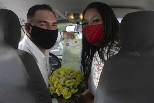 Γάμοι στο αυτοκίνητο την εποχή του κορονοϊού στη Βραζιλία 