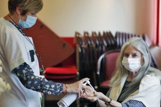 Ο ιός τράβηξε τη βρόμικη κουβέρτα στα γηροκομεία